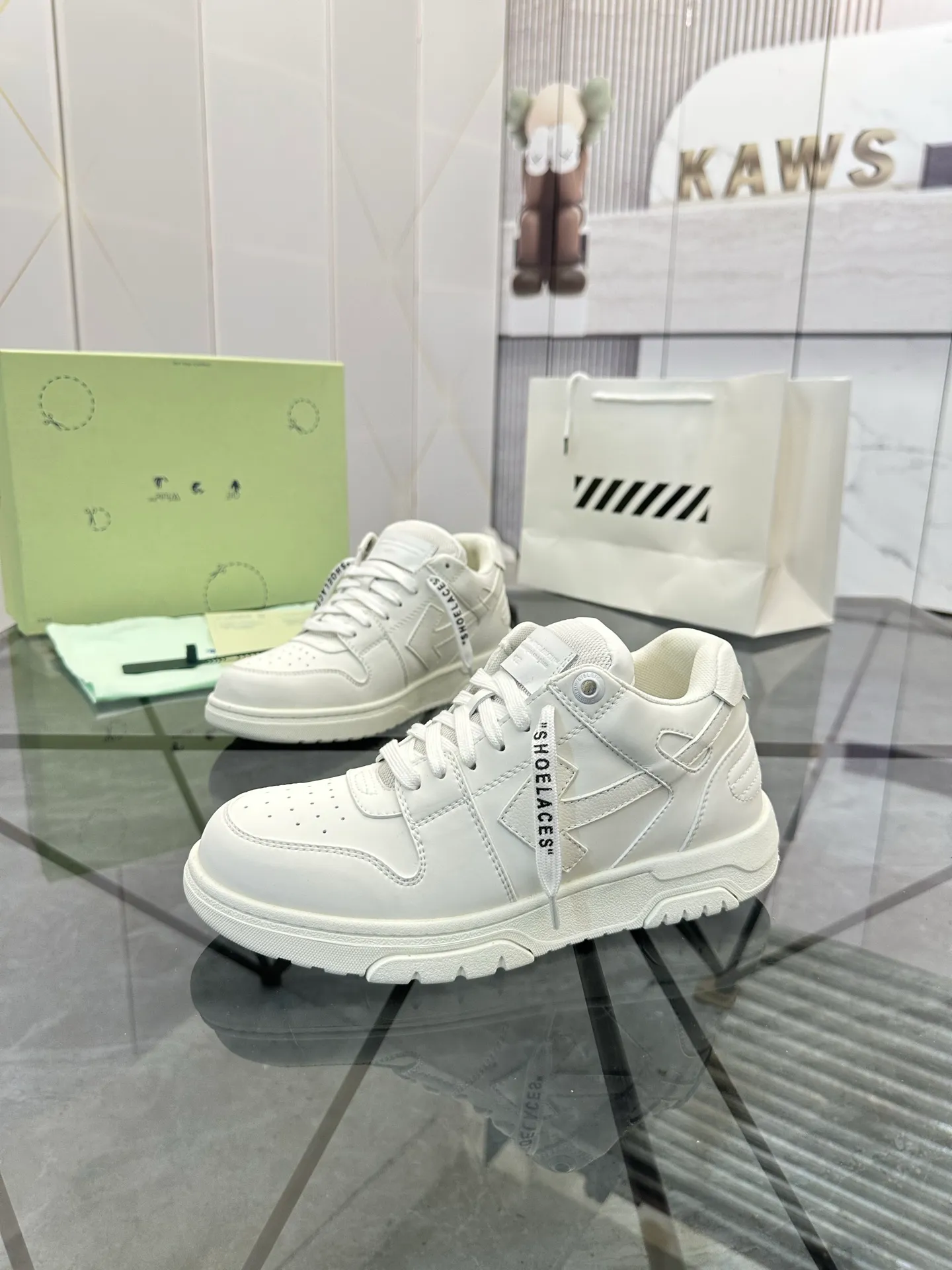 Selling men's shoes 💰: 💰P560¥ High-end top quality (leather buckle plus 10) Product trademark: OFF WHITE * "OFF WHITE*" low-top casual shoes Regular size: 35-45 (can be customized to 46) Couple style Product material: imported first-layer cowhide leather upper, breathable lining, original outsole. No.: H203